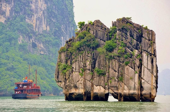 tour du lịch Hòn Đỉnh Hương - Hình ảnh in trên tờ tiền 200 nghìn Việt Nam - Halong Le Journey Cruise