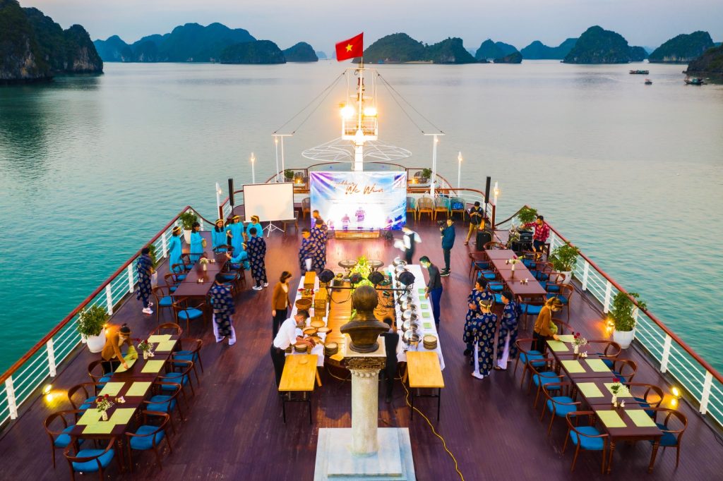 Du thuyền Hạ Long