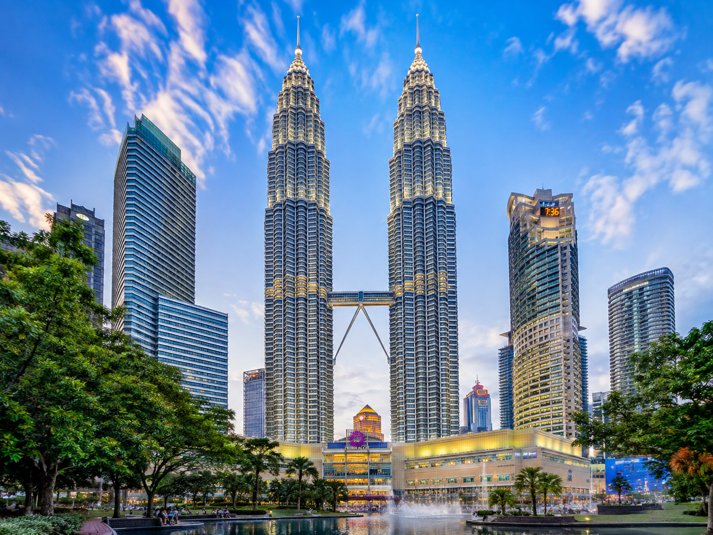 Khám phá biểu tượng du lịch tháp đôi Petronas Malaysia 