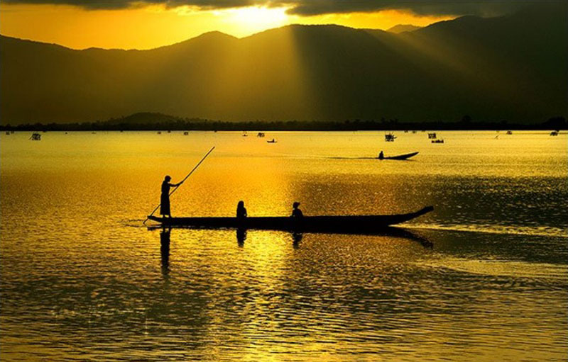 Hồ nước tự nhiên đẹp
