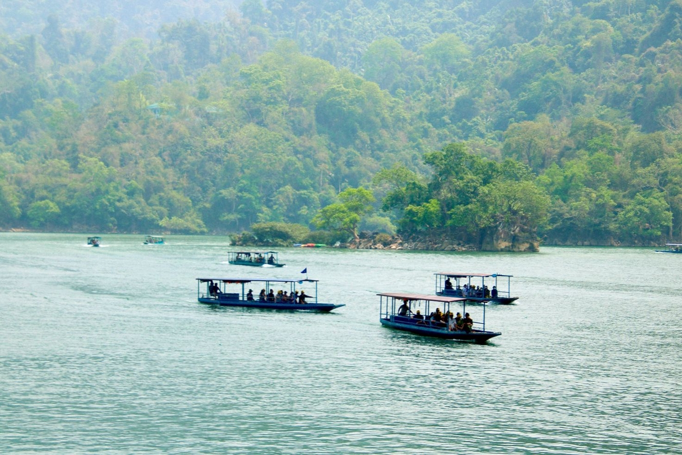 Hồ nước tự nhiên đẹp