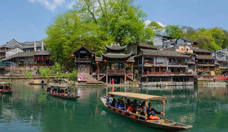 Khám phá vẻ đẹp cổ thi tại Phượng Hoàng Cổ Trấn